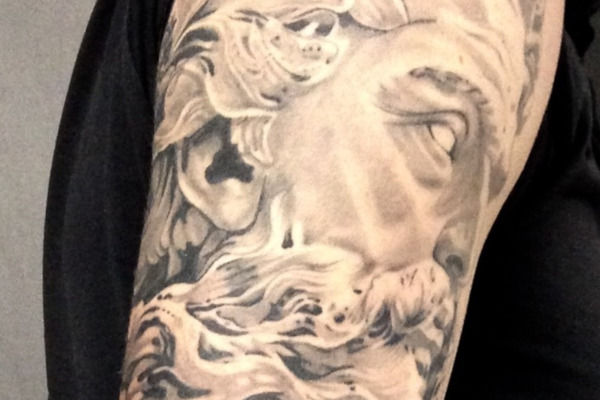 Photo d'un tatouage realiste d'une figure mythologique par Virginie Tatouage à Strasbourg