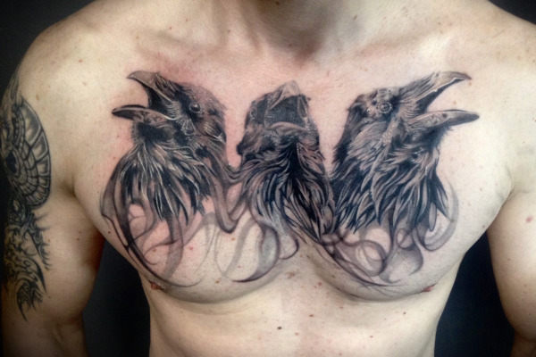 Tatouage de corbeaux en noir et gris par la tatoueuse Virginie à Strasbourg