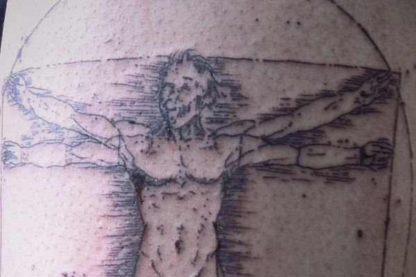 Tatouage de l'homme de Vitruve avec le visage d'Einstein par Virginie Tatouage a Strasbourg