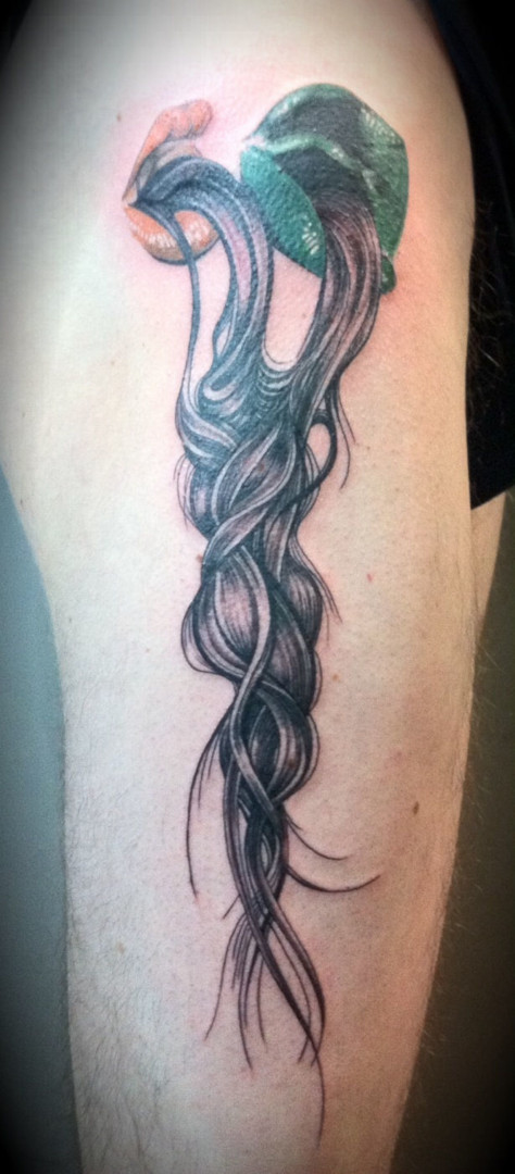 Surrealist tattoo of hair and mouth by Virginie Tatouage Strasbourg