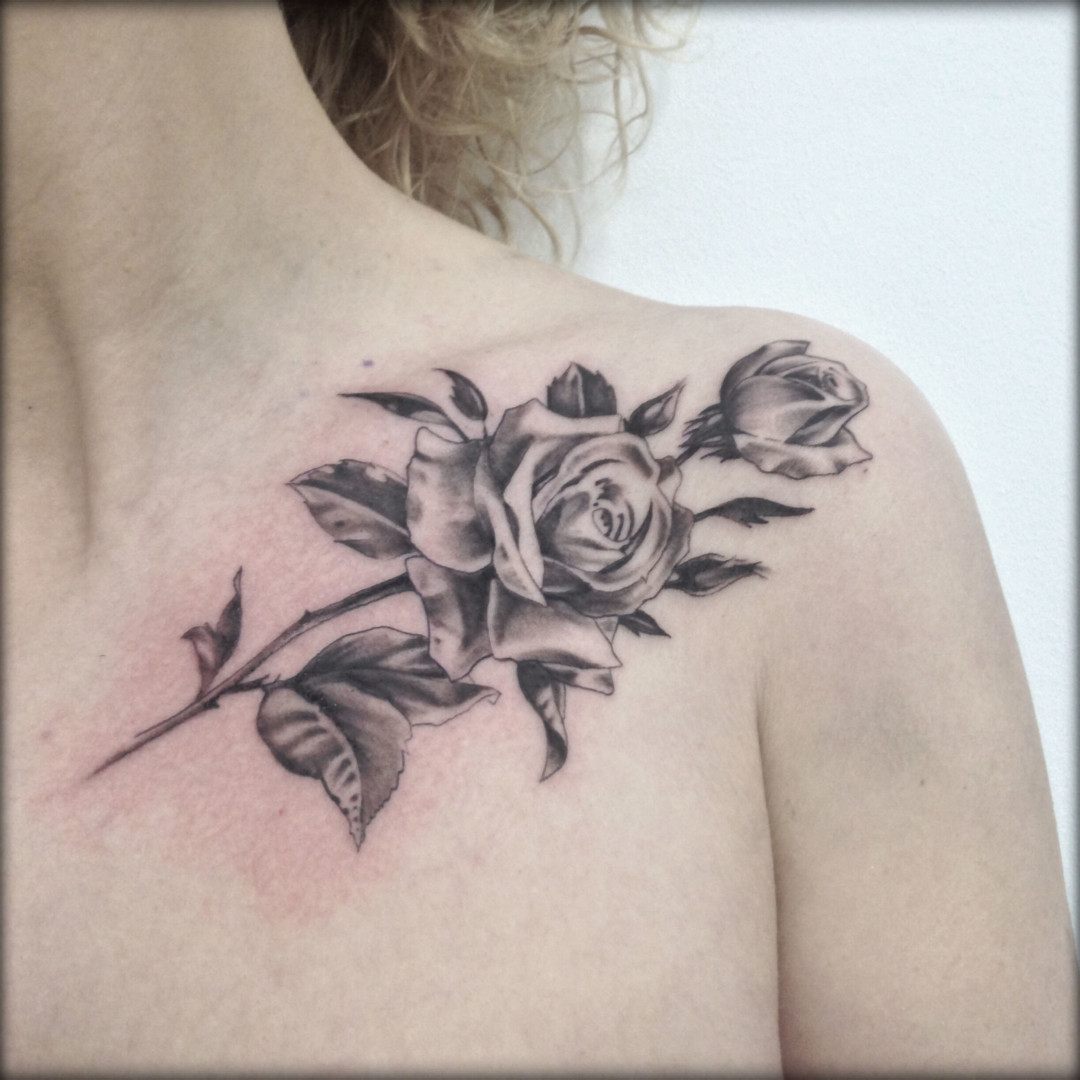 Realistic roses tattoo by Virginie Tatouage Strasbourg
